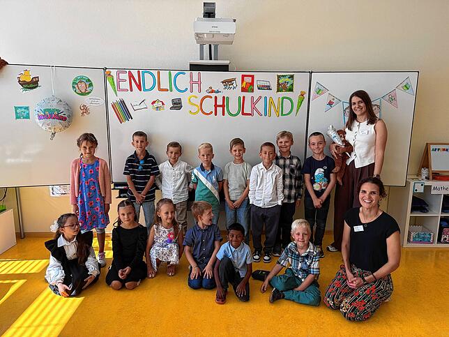 Die Erstklässler der Klasse 1a der Grundschule in Aach freuen sich mit ihren Klassenlehrerinnen Alina Frank und Elena Blum über den ...