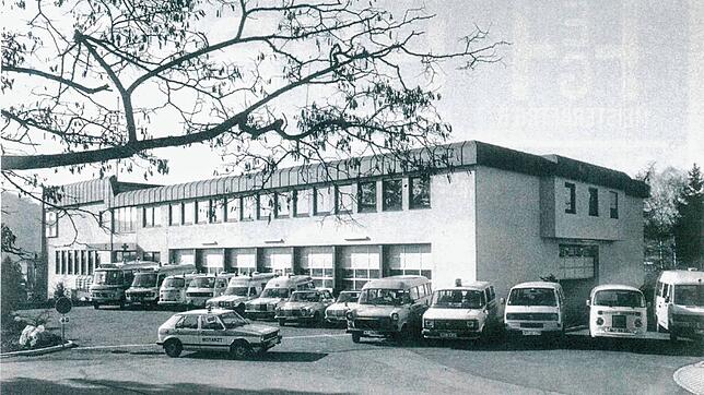 Das DRK-Heim nach der Einweihung im Jahr 1982 mit den damaligen Rettungsfahrzeugen.