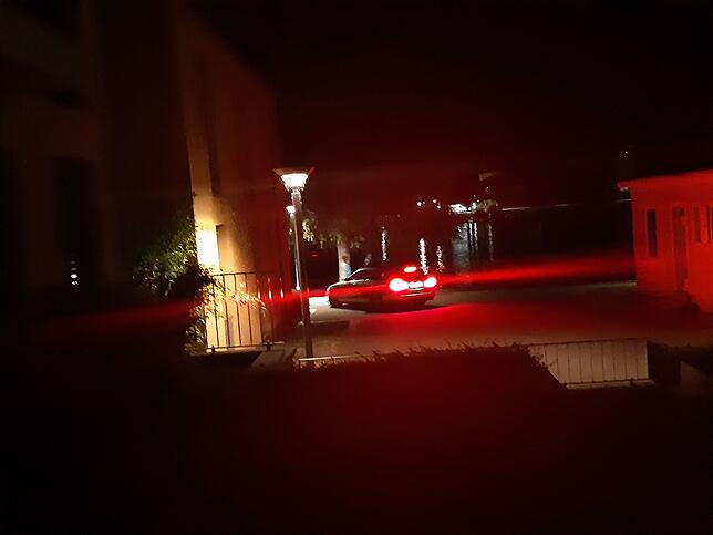 Eine Polizeistreife fährt nach Mitternacht an der Bischofsvilla vrobei Richtung Herosé-Park.