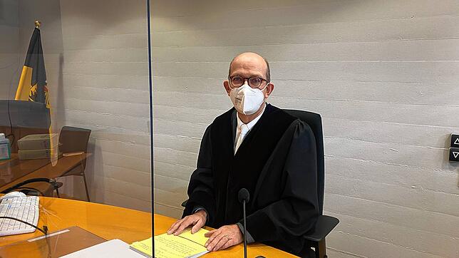 Amtsgerichtsdirektor Johannes Daun im Sitzungssaal des Singener Amtsgerichts. Hier verhandelt er Zivilfälle &ndash; und ärgert sich ...