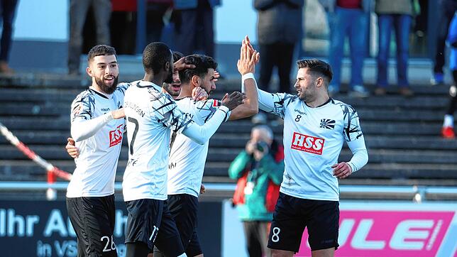 Villinger Torjubel war am Mittwochabend gegen den SSV Reutlingen mehrfach zu sehen. Hier freuen sich die Spieler über das 1:0 von Tevfik ...