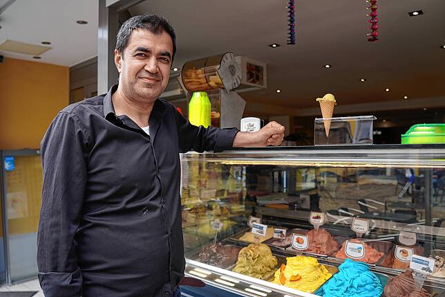 Mustafa Khalil, Inhaber des Eiscafés Dolce Vita erwartet an Pfingsten einen Gästeansturm.