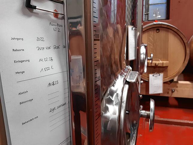 Der Wein lagert in Holz- und Stahlfässern.