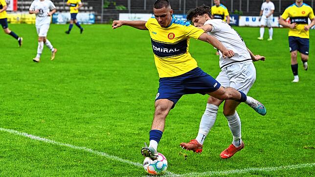Der SC Pfullendorf II (Elvedin Lekovic, links) musste sich dem SC Markdorf (Eldar Mehmedovic) mit 1:4 geschlagen geben.