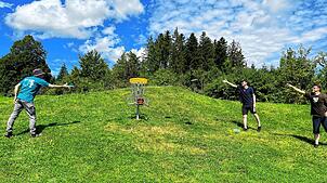 Disc Golf im Natursportpark in Königsfeld. Auf dem Bild (von links) Stephan Klingner, Joachim Klingner und Sven Stenzel vom Verein Black ...