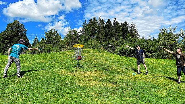 Disc Golf im Natursportpark in Königsfeld. Auf dem Bild (von links) Stephan Klingner, Joachim Klingner und Sven Stenzel vom Verein Black ...