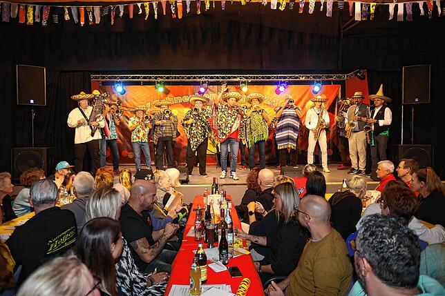 Bild 26: Früher Start in eine lange Fasnacht! Alle Bilder vom ersten Bunten Abend in Konstanz