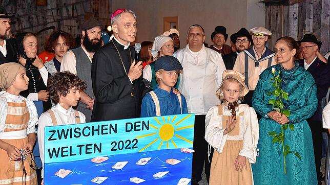 Schirmherr Erzbischof Georg Gänswein freute sich mit der Theatergemeinschaft über die gelungene letzte Aufführung von Zwischen den ...