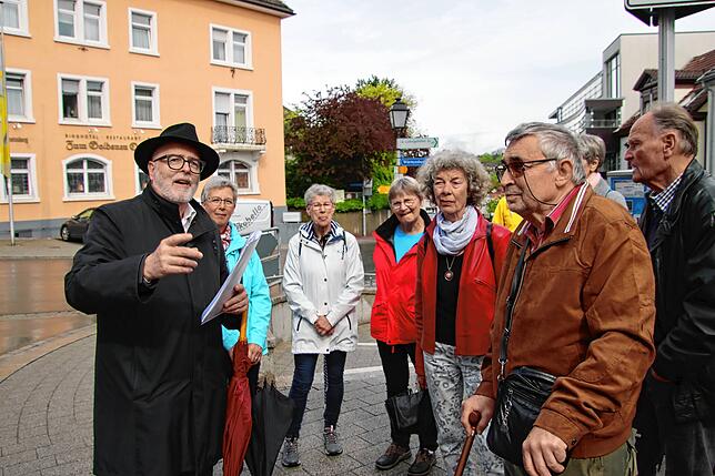 Letzte VHS-Stadtführung mit Bürgermeister Rainer Stolz (links) am 8. Mai 2023.