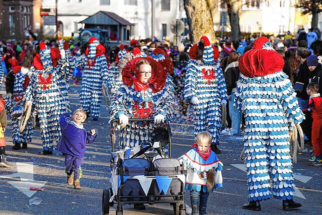 Bild 7: Tausende Narren ziehen beim Fasnet-Umzug durch die Stadt
