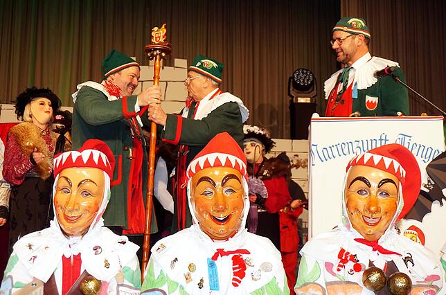 Gut übergeben: Marc Schärer (links) nimmt beim Düegemer Obed aus den Händen von Dietmar Friz den Stab entgegen, der ihn zum neuen ...