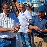 Landwirtschaftsminister Peter Hauk (links) überzeugte sich von dem Modellprojekt.