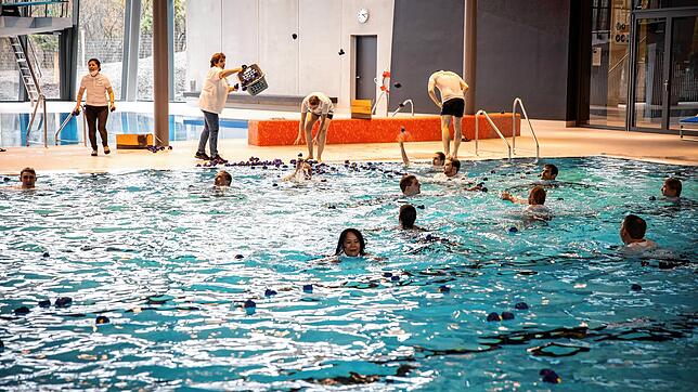 (Archivbild) Wegen des Sauwetters spülte es am Wochenende mehr Menschen ins Konstanzer Schwaketenbad als je zuvor.