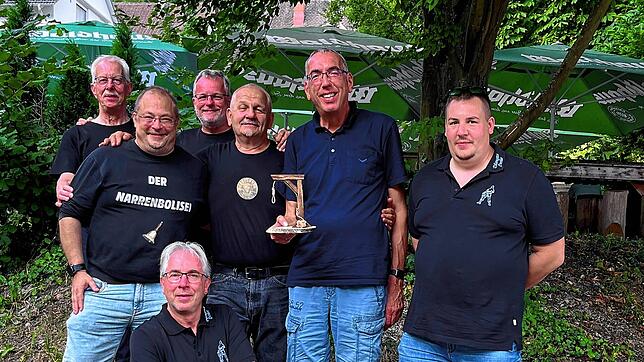 Das Gericht und sein Delinquent (von links): Klaus Danner (Ankläger), Oli Stanik (Narrenbolisei), Klaus-Dieter Ritz (Narrenrichter), ...