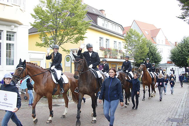 Bild 14: Das bisschen Regen! So bunt und vielfältig war der Festumzug des Reitturniers