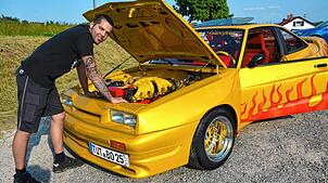 Oben: Denis Sauter und sein Manta: Zwei Jahre lang hat er das Auto aufgebaut. Jetzt brummt ein Sechs-Zylinder unter der Haube des Autos, ...