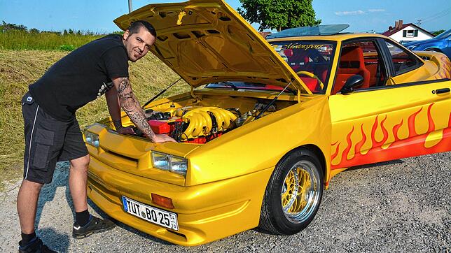 Oben: Denis Sauter und sein Manta: Zwei Jahre lang hat er das Auto aufgebaut. Jetzt brummt ein Sechs-Zylinder unter der Haube des Autos, ...