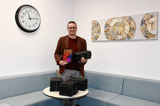 Jochen Schmid, stellvertretender Schulleiter am Schulverbund Nellenburg, konnte schon Ende 2020 die ersten Tablets für die Schule ...