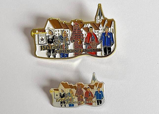 Mit diesen Pins geht es beim Narrentreffen auf die Festmeile. Sie werden am Festwochenende in der Stadt für 5 Euro, beziehungsweise 15 ...