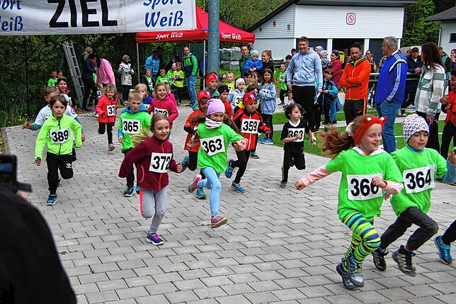 Bild 1: Bilder und Eindrücke vom 15. Sport Weiß-Lauf in Königsfeld: Ein unvergessliches Event