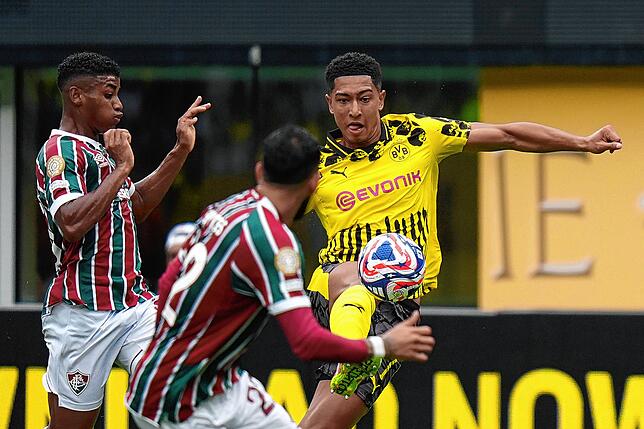 Borussia Dortmunds Jobe Bellingham (r), Fluminenses Hercules (l) und Fluminenses Juan Pablo Freytes im Duell.
