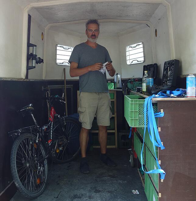 Steetworker Carlos Goeschel in dem zur Fahrradwerkstatt umgebauten Anhänger.