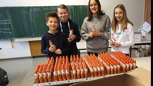 Dem SMV-Team der Realschule und ihren Vertrauenslehrern ist Nachhaltigkeit wichtig. So verkauften die SMV-Schüler am Nikolaustag 250 ...
