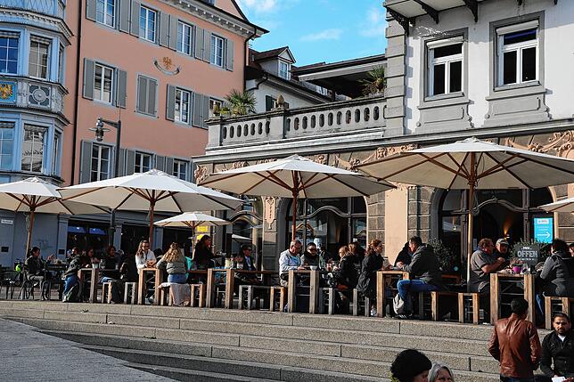 Beim Café Pano auf der Marktsätte sitzen die Gäste lange in der Sonne.