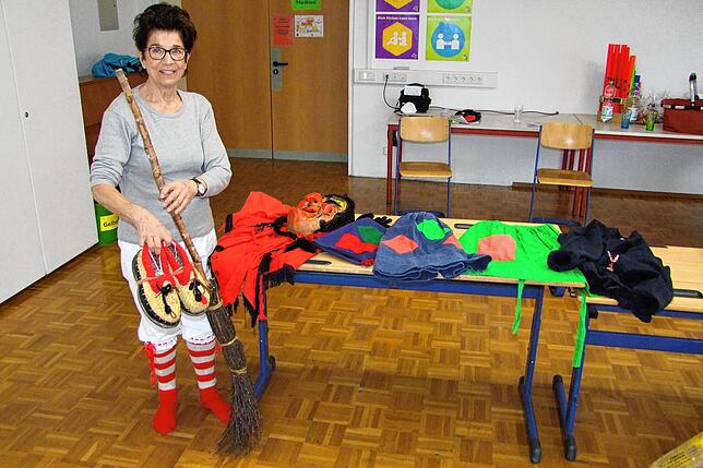 Bild 2: Von Hexentaufe und Konfettibad: Grundschüler erfahren von den Narren alles über die Fasnacht