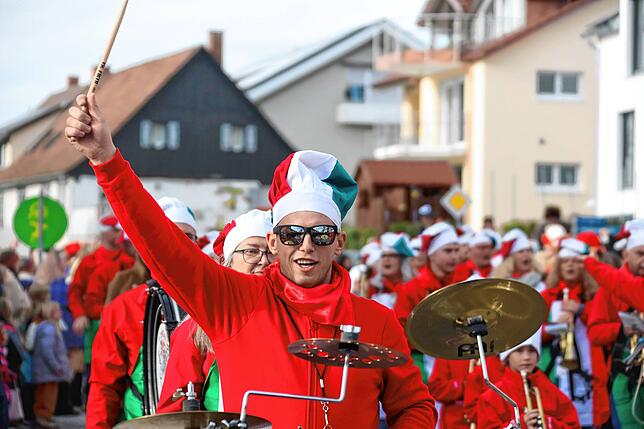 Bild 1: So bunt war der große Umzug beim Seenarrentreffen in Allensbach 2024 &ndash; Teil 1