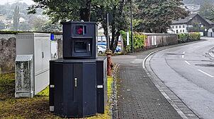 Das auf einem Anhänger montierte Gerät zur Geschwindigkeitsüberwachung war 2024 in Waldshut-Tiengen testweise im Einsatz. Jetzt soll ...