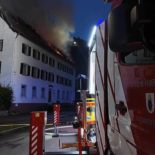Ex-Gasthaus steht in Flammen
