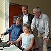 Mark (neun Jahre) und Celina (zehn Jahre) zeigen Oberbürgermeister Jan Zeitler (hinten links) und Schulleiter Wolfgang Panzner, wie sie ...