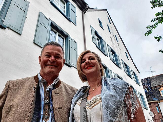 Frisch vermählt strahlen sie um die Wette: Barbara Petra und Matthias Hoppe.