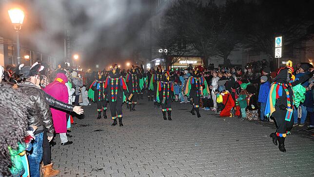 Bild 17: Mit dem Butzenlauf wird die Straßenfasnacht eingeläutet