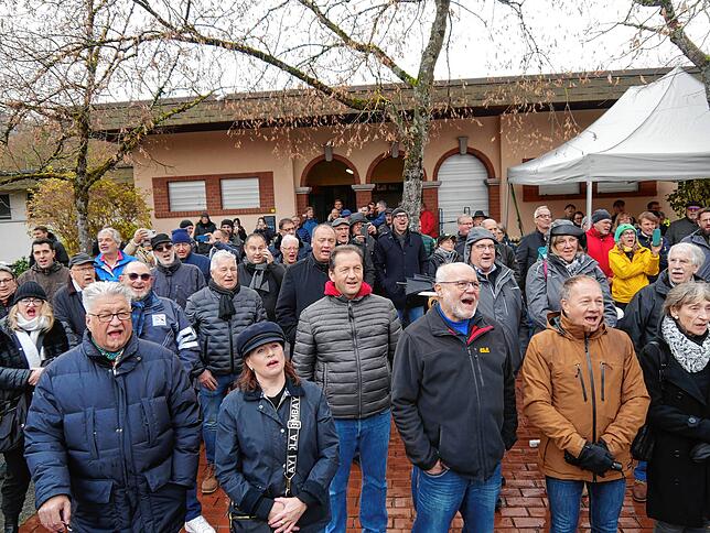 Singen gemeinsam für die Scheffelhalle: Viele Bürger wohnten dem offiziellen Spatenstich am Freitagmittag bei.