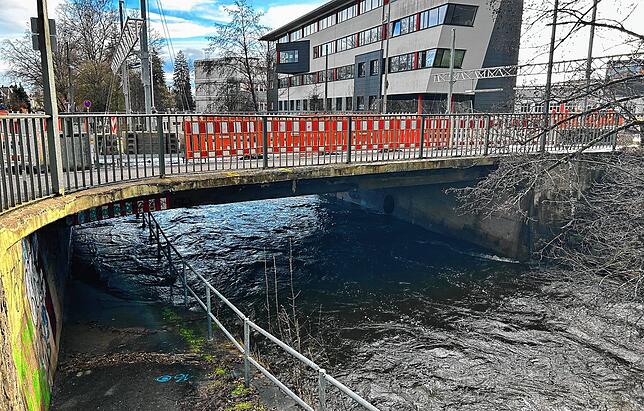 Wie viel Hochwasserschutz braucht eine neue Brücke in Zeiten des Klimawandels? Die Diskussionen um dieses Thema haben die Planungen ...