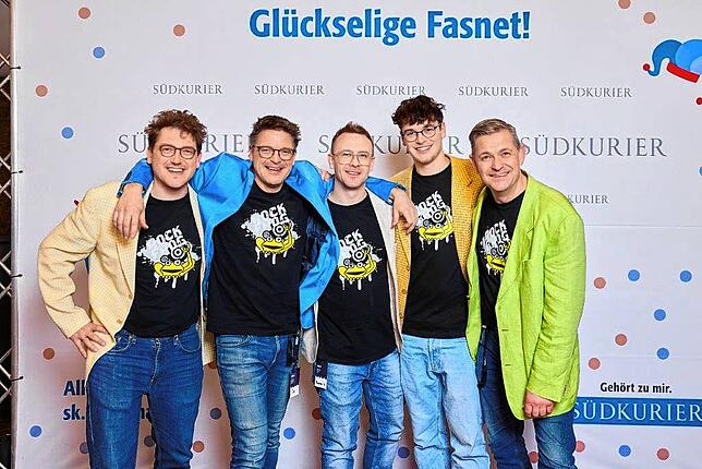 Bild 13: Bilder der SWR-Fasnacht: Narren glänzen vor der SÜDKURIER-VIP-Wand im Konzil