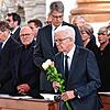 Winfried Kretschmann, Ministerpräsident von Baden-Württemberg, legt im Münster Unserer Lieben Frau bei einem Trauergottesdienst ...