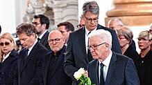 Winfried Kretschmann, Ministerpräsident von Baden-Württemberg, legt im Münster Unserer Lieben Frau bei einem Trauergottesdienst ...