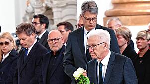 Winfried Kretschmann, Ministerpräsident von Baden-Württemberg, legt im Münster Unserer Lieben Frau bei einem Trauergottesdienst ...