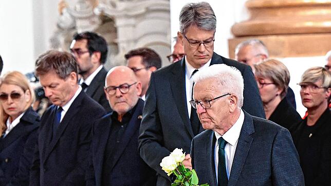 Winfried Kretschmann, Ministerpräsident von Baden-Württemberg, legt im Münster Unserer Lieben Frau bei einem Trauergottesdienst ...
