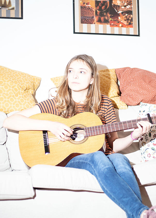 Wenn sie Zeit für sich braucht, dann spielt Antonia Gitarre.
