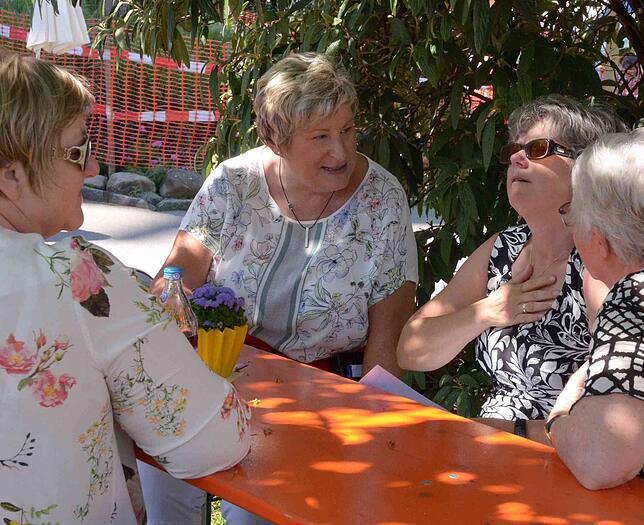 Beim Pfarrfest lässt es sich im lauschigen Schatten plaudern.