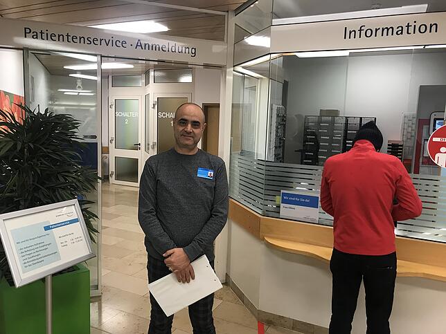 Deeskalationsmanager Massimiliano Iannuzzelli weiß, wie wichtig es ist, dass Patienten nicht lange suchen müssen. Wer nicht weiß, wo ...