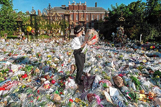 Trauer, Bestürzung und Anteilnahme nach Dianas Tod sind gewaltig: Ein kaum überschaubares Blumenmeer bedeckt den Platz vor dem Londoner ...
