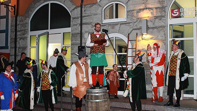 Fasnetsverkünden vor dem Bürgerhaus Adler Post nach dem Fackelumzug.