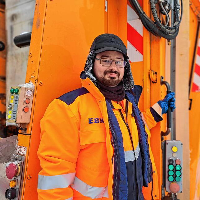 Markus Vetter ist in seiner Arbeitskleidung auf dem Trittbrett des Müllwagens kaum zu übersehen. An drei Tagen in der Woche ist er in ...