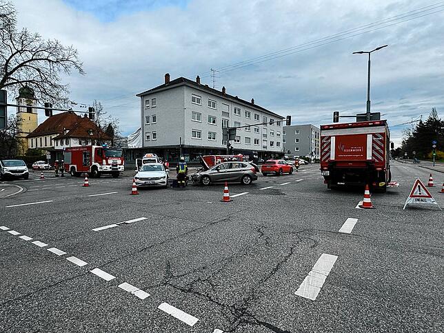 Bei einem Unfall in der Rielasinger Straße wurden zwei Personen am vergangenen Mittwoch verletzt. Der Unfall war der Startschuss für ...