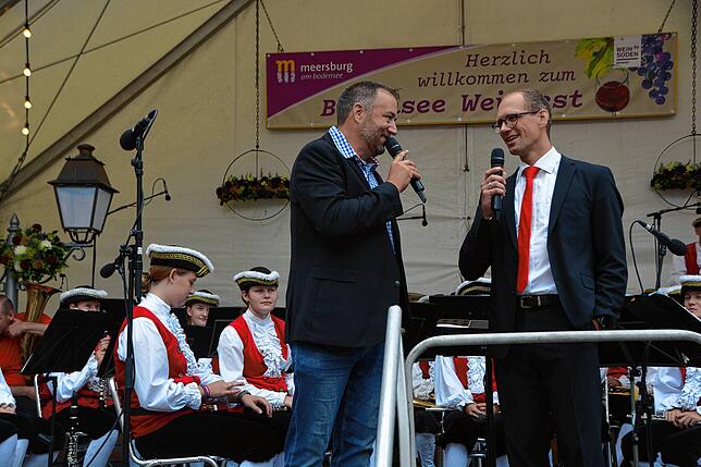 Moderator Reiner Jäckle (links) holte verschiedene Gesprächspartner auf die Bühne. Hier ist er im Gespräch mit Christoph Maaß, dem ...